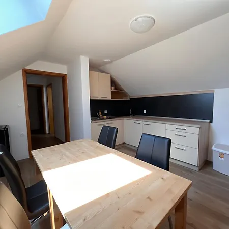 Leska Apartment *