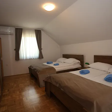 Leska Apartment *